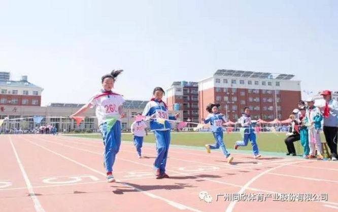 一個(gè)操場(chǎng)就是一個(gè)樂園