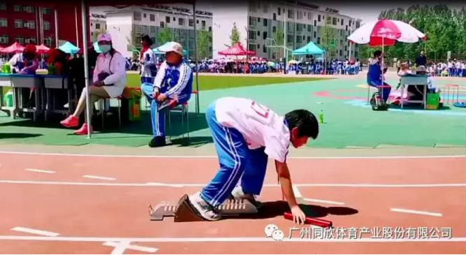 一個(gè)操場(chǎng)就是一個(gè)樂園